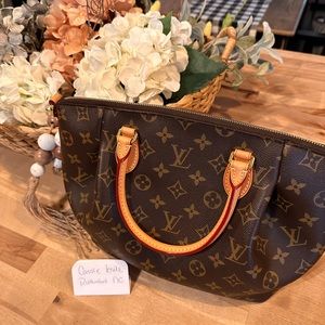 Turenne PM with adjustable crossbody strap and dustbag
Strap has never been used